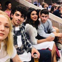 Joe y Nick Jonas junto a sus prometidas, Sophie Turner y Priyanka Chopra en el USA Open 2018