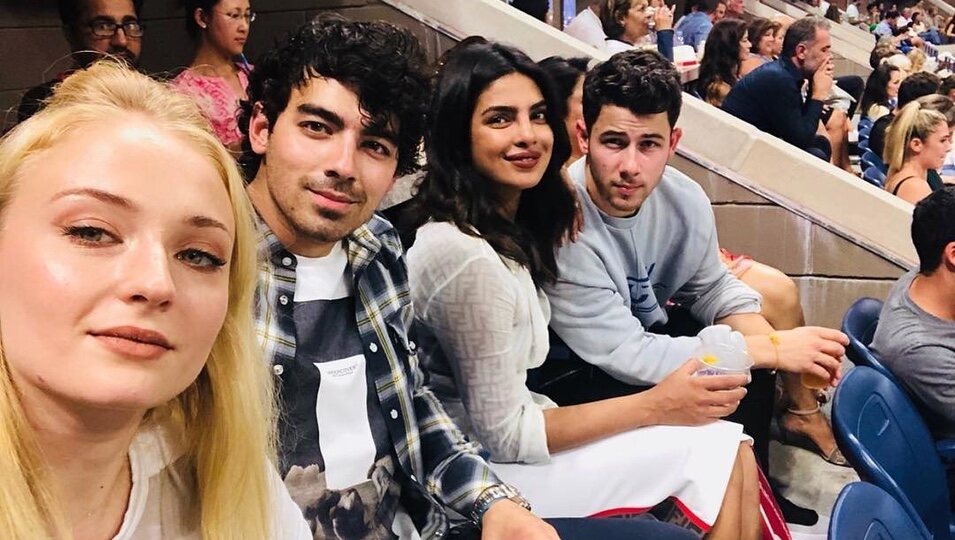 Joe y Nick Jonas junto a sus prometidas, Sophie Turner y Priyanka Chopra en el USA Open 2018