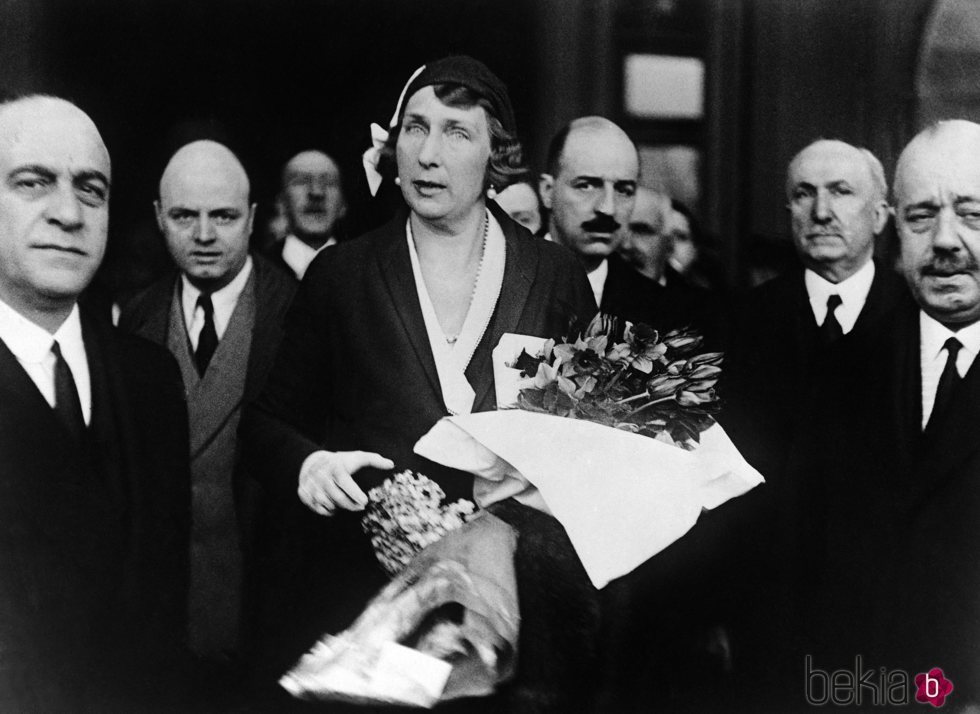 La Reina Victoria Eugenia a su llegada a París tras la proclamación de la II República en 1931