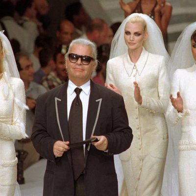 Karl Lagerfeld con Claudia Schiffer, Nadia Auermann y Helena Christensen en el desfile de Chanel 1995/1996 en París