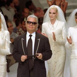 Karl Lagerfeld con Claudia Schiffer, Nadia Auermann y Helena Christensen en el desfile de Chanel 1995/1996 en París