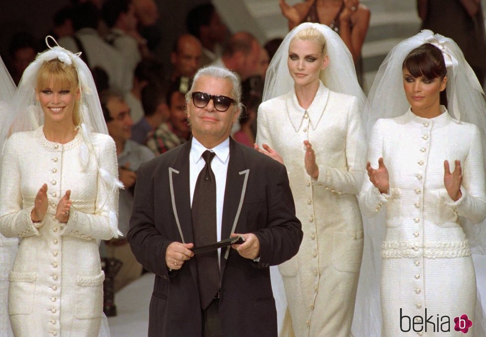 Karl Lagerfeld con Claudia Schiffer, Nadia Auermann y Helena Christensen en el desfile de Chanel 1995/1996 en París