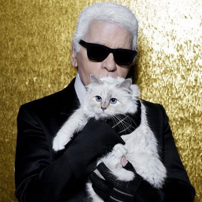Karl Lagerfeld posando con su gata Choupette