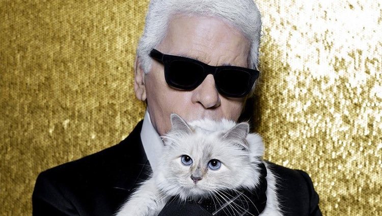 Karl Lagerfeld posando con su gata Choupette