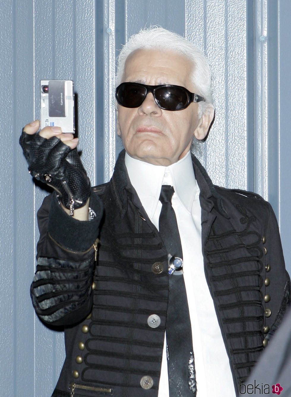 Karl Lagerfeld realizando una fotografía en el desfile de Chanel 2007 en Santa Mónica