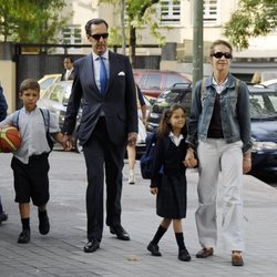 La Infanta Elena y Jaime de Marichalar llevan a sus hijos Froilán y Victoria Federica al colegio