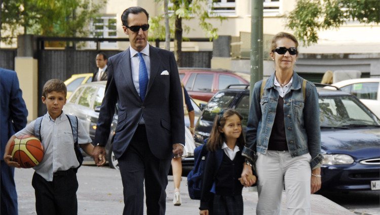 La Infanta Elena y Jaime de Marichalar llevan a sus hijos Froilán y Victoria Federica al colegio