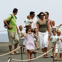 La Infanta Elena con sus hijos, la Infanta Cristina e Iñaki Urdangarin con sus hijos y Alexia de Grecia y Carlos Morales con sus hijos en Lanzarote