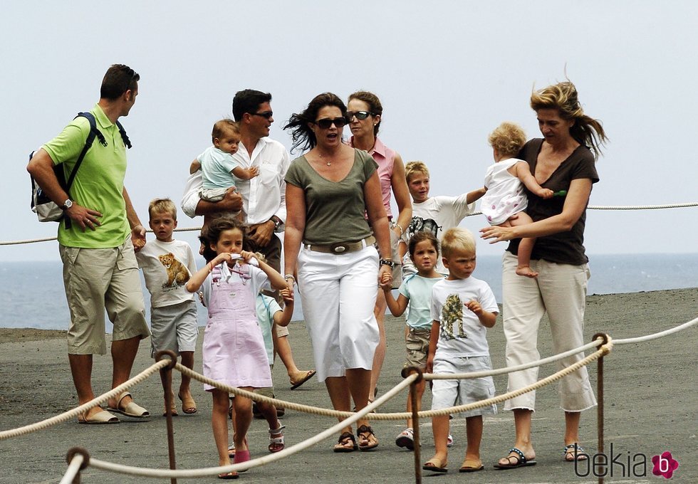 La Infanta Elena con sus hijos, la Infanta Cristina e Iñaki Urdangarin con sus hijos y Alexia de Grecia y Carlos Morales con sus hijos en Lanzarote
