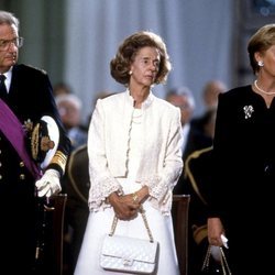 Alberto y Paola de Bélgica junto a la Reina Fabiola en el funeral de Balduino de Bélgica