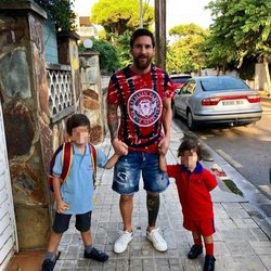 Leo Messi llevando a sus hijos Thiago y Mateo al colegio