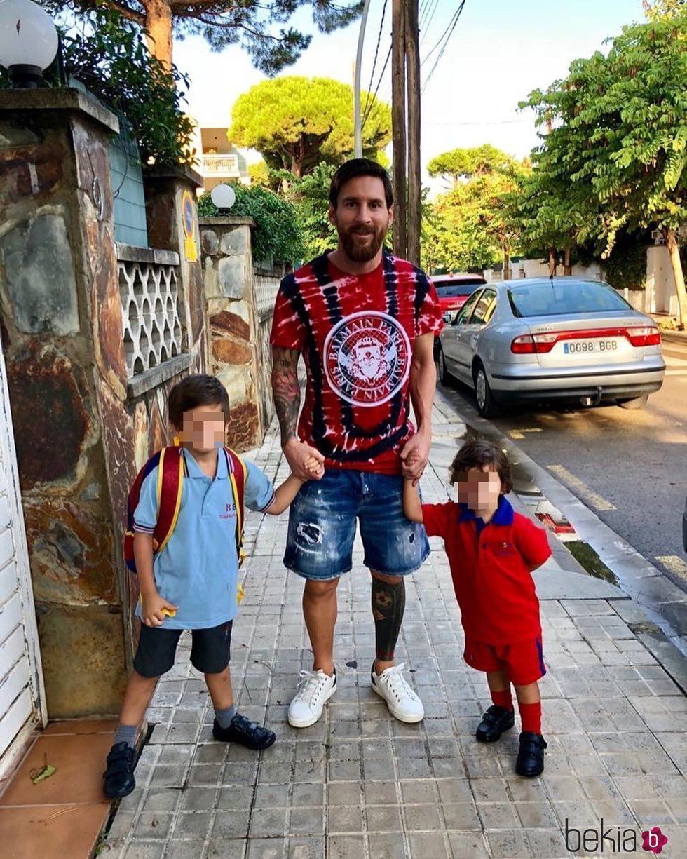 Leo Messi llevando a sus hijos Thiago y Mateo al colegio