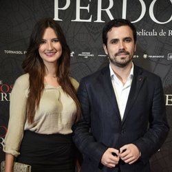 Alberto Garzón y Anna Ruiz en la presentación de una película