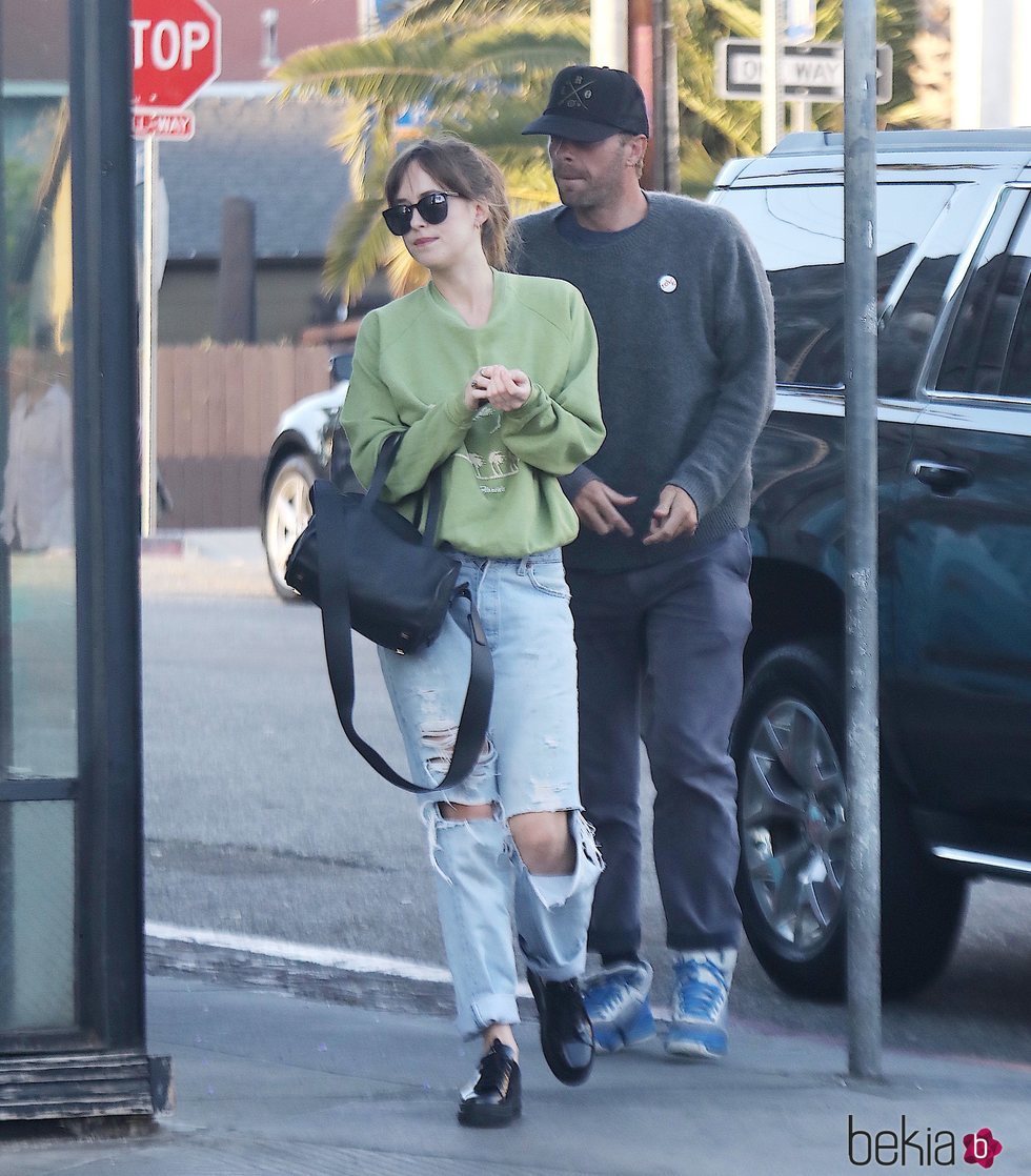 Dakota Johnson y Chris Martin paseando por Santa Mónica