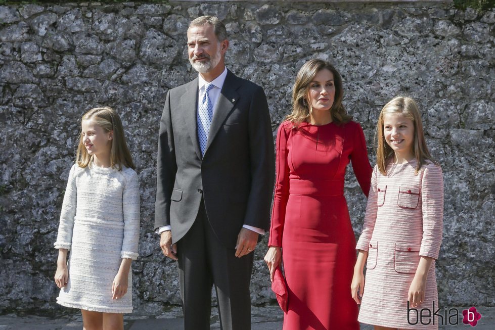 Los Reyes Felipe y Letizia, la Princesa Leonor y la Infanta Sofía camino a la Santa Cueva de Covadonga