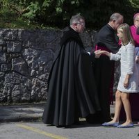 La Reina Letizia y la Princesa Leonor saludan a las autoridades eclesiásticas en Covadonga