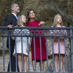 Los Reyes Felipe y Letizia, la Princesa Leonor y la Infanta Sofía observan Covadonga desde la Santa Cueva