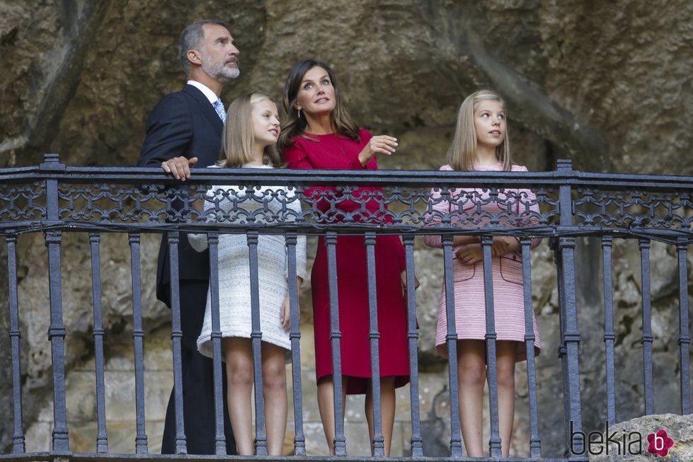 Los Reyes Felipe y Letizia, la Princesa Leonor y la Infanta Sofía observan Covadonga desde la Santa Cueva