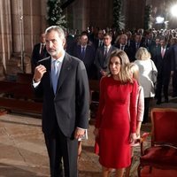 El Rey Felipe santiguándose y la Reina Letizia en la Misa por el centenario de la Coronación de la Virgen de Covadonga