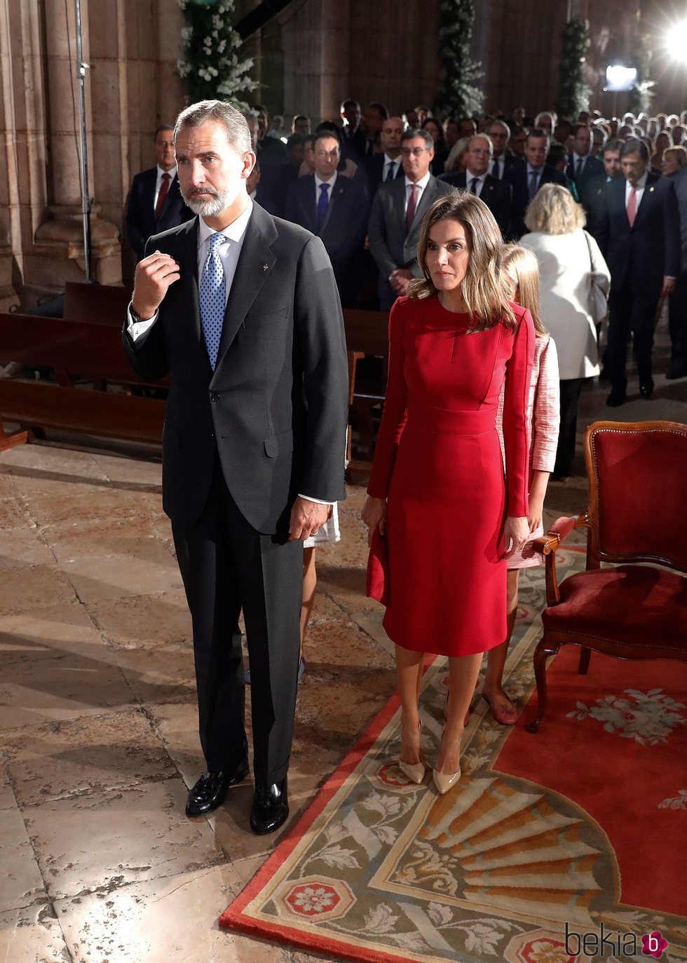 El Rey Felipe santiguándose y la Reina Letizia en la Misa por el centenario de la Coronación de la Virgen de Covadonga