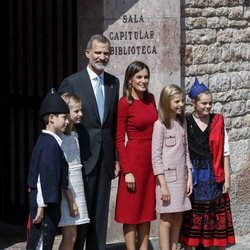 Los Reyes Felipe y Letizia y sus hijas Leonor y Sofía con dos niños asturianos en Covadonga