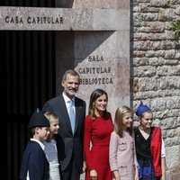 Los Reyes Felipe y Letizia y sus hijas Leonor y Sofía con dos niños asturianos en Covadonga
