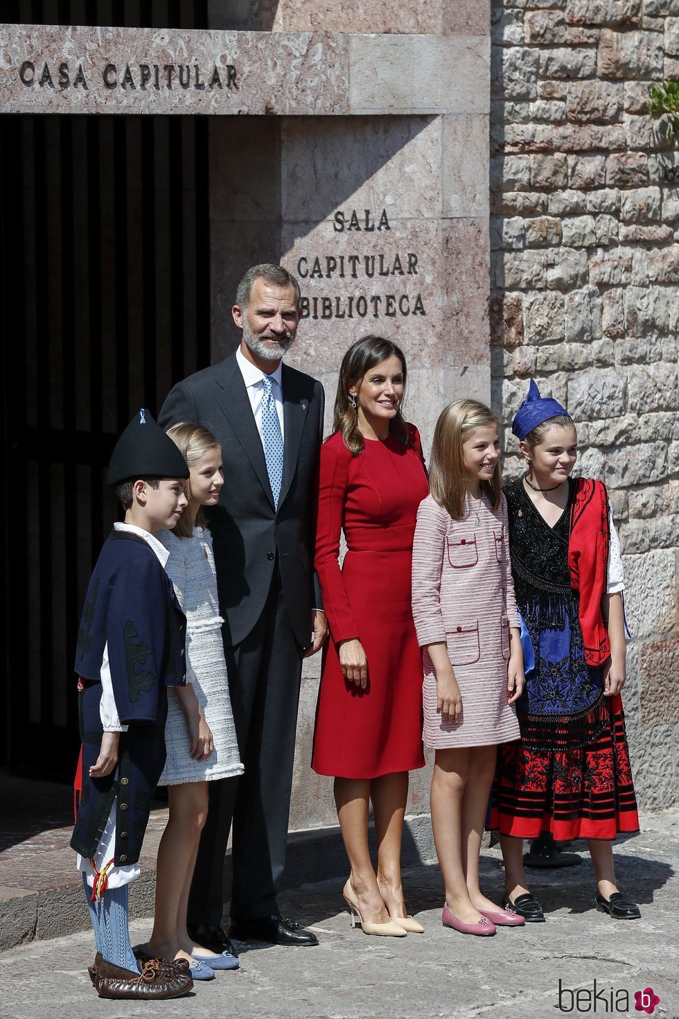Los Reyes Felipe y Letizia y sus hijas Leonor y Sofía con dos niños asturianos en Covadonga