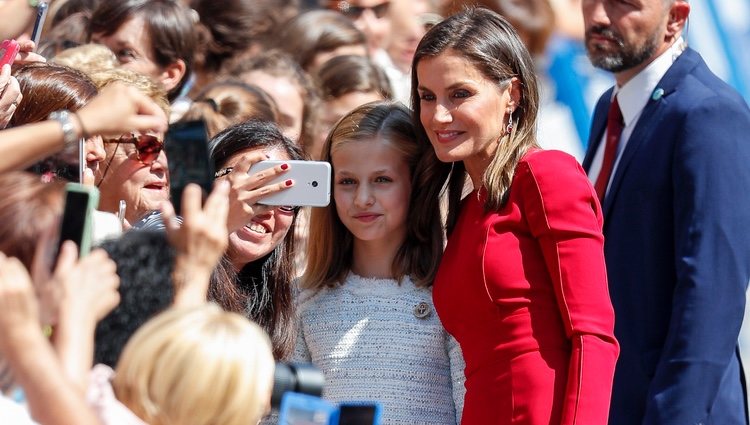 La Reina Letizia y la Princesa Leonor se hacen un selfie en Covadonga