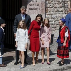 Los Reyes Felipe y Letizia, la Princesa Leonor y la Infanta Sofía con dos niños asturianos en Covadonga