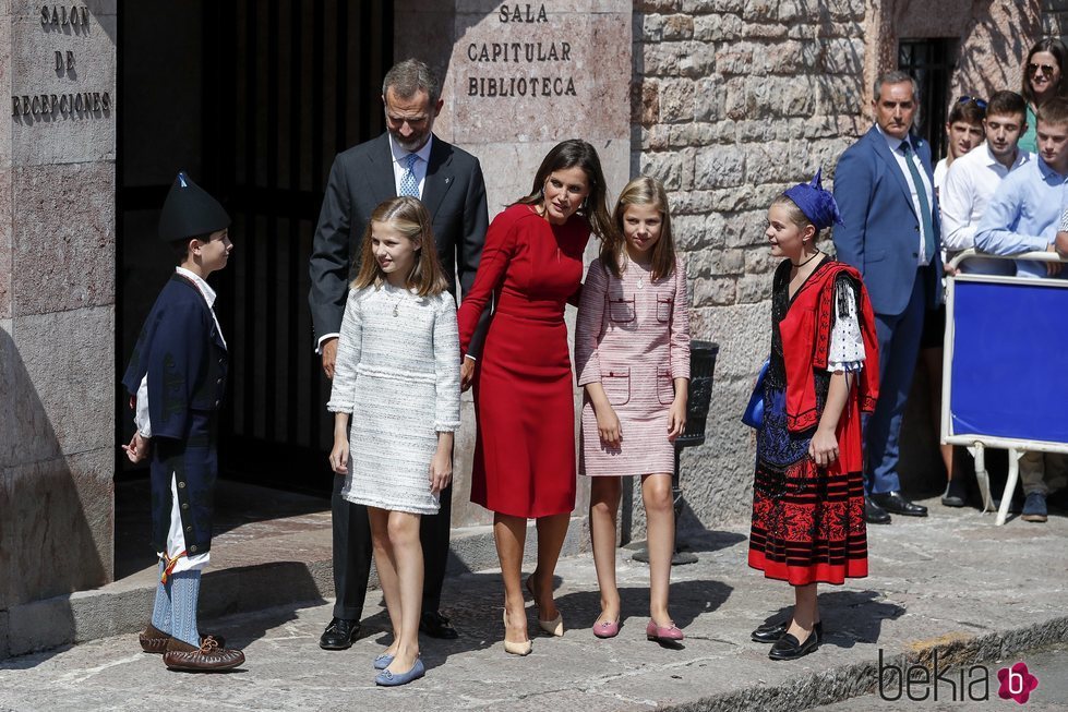 Los Reyes Felipe y Letizia, la Princesa Leonor y la Infanta Sofía con dos niños asturianos en Covadonga