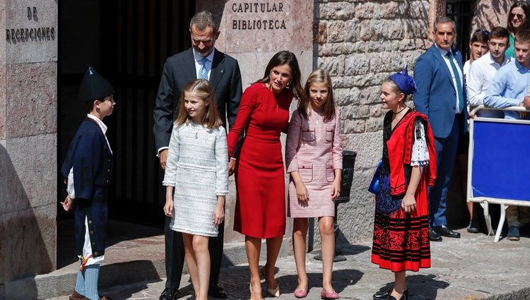 Los Reyes Felipe y Letizia, la Princesa Leonor y la Infanta Sofía con dos niños asturianos en Covadonga