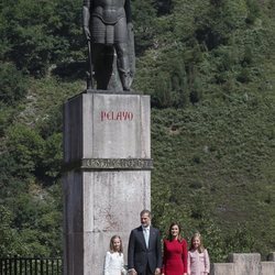 Los Reyes Felipe y Letizia, la Princesa Leonor y la Infanta Sofía ante la estatua de Don Pelayo en Covadonga