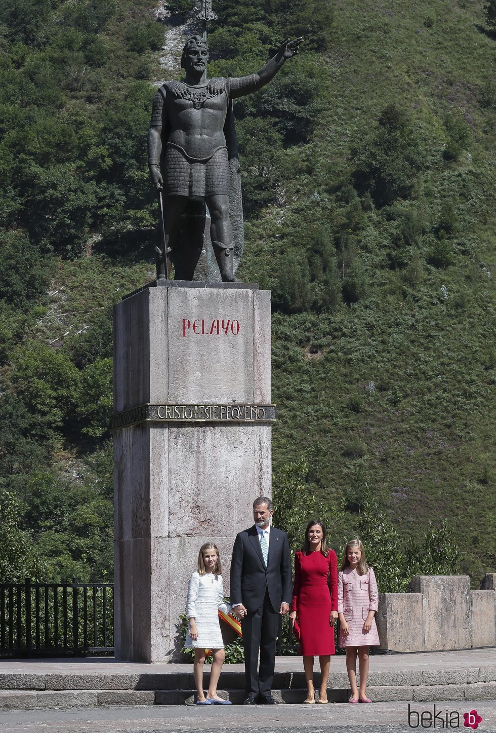 Los Reyes Felipe y Letizia, la Princesa Leonor y la Infanta Sofía ante la estatua de Don Pelayo en Covadonga