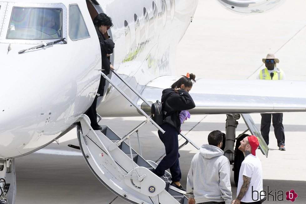 Ariana Grande y Mac Miller bajando de un avión en 2017