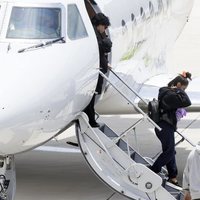 Ariana Grande y Mac Miller bajando de un avión en 2017