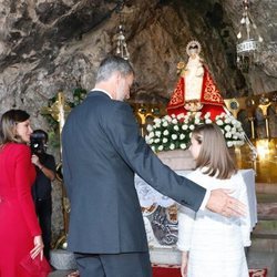 El Rey Felipe, cariñoso con la Princesa Leonor, y la Reina Letizia, atenta con la Infanta Sofía en Covadonga