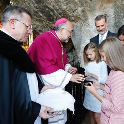 La Princesa Leonor y la Infanta Sofía reciben medallas del centenario de la Coronación Canónica de la Virgen de Covadonga