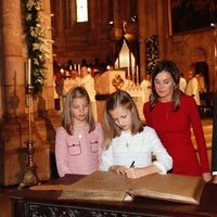 La Princesa Leonor firma en la Basílica de Covadonga ante los Reyes Felipe y Letizia y la Infanta Sofía