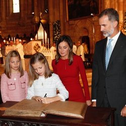 La Princesa Leonor firma en la Basílica de Covadonga ante los Reyes Felipe y Letizia y la Infanta Sofía