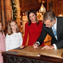 El Rey Felipe firma en la Basílica de Covadonga ante la Reina Letizia y sus hijas Leonor y Sofía