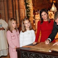 El Rey Felipe firma en la Basílica de Covadonga ante la Reina Letizia y sus hijas Leonor y Sofía
