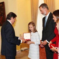 El presidente de Asturias entrega a la Princesa Leonor una medalla en Covadonga