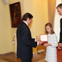 El presidente de Asturias entrega a la Princesa Leonor una medalla en Covadonga