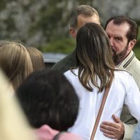 La Reina Letizia saluda a su padre, Jesús Ortiz, en los Lagos de Covadonga
