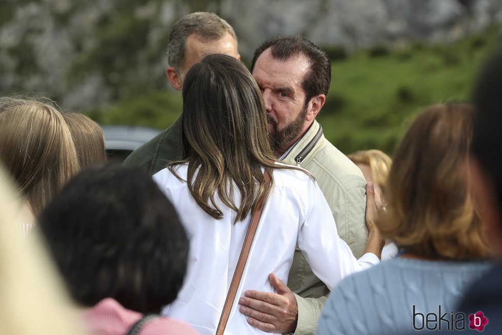 La Reina Letizia saluda a su padre, Jesús Ortiz, en los Lagos de Covadonga