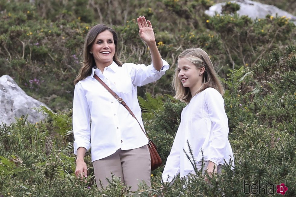 La Reina Letizia y la Princesa Leonor en la subida a los Lagos de Covadonga
