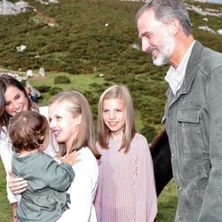 La Princesa Leonor sostiene a una niña en brazos en presencia de los Reyes Felipe y Letizia y la Infanta Sofía en Covadonga