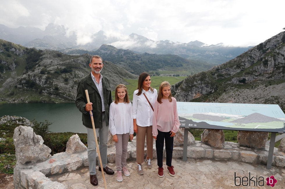 Los Reyes Felipe y Letizia, la Princesa Leonor y la Infanta Sofía en el Mirador de la Princesa en los Lagos de Covadonga