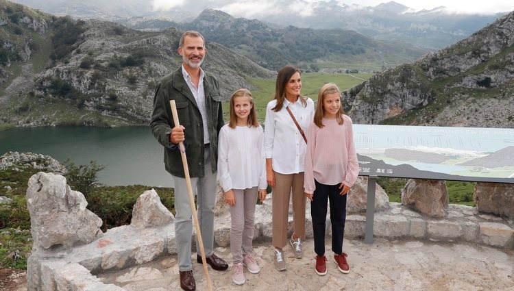 Los Reyes Felipe y Letizia, la Princesa Leonor y la Infanta Sofía en el Mirador de la Princesa en los Lagos de Covadonga