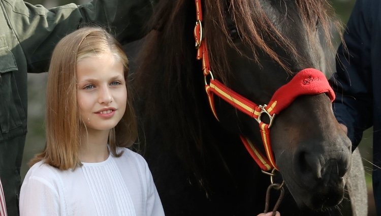 La Princesa Leonor con la yegua que le regalaron en su visita a Covadonga